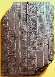 Tabuleta de argila babilónica com texto. Século VII a.C. Tabuleta com silabário.