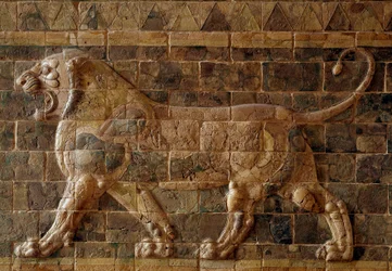 A Via Processional da Babilônia erigida sob o domínio de Nabucodonosor II (605-562 AC): detalhe da Porta de Ishtar representando um leão de tijolos em mosaico. Babilônia, Iraque. Paris. Museu do Louvre