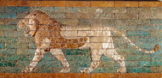 A Via Processional da Babilônia erigida sob o domínio de Nabucodonosor II (605-562 AC): detalhe da Porta de Ishtar representando um leão de tijolos em mosaico. Babilônia, Iraque. Paris. Museu do Louvre