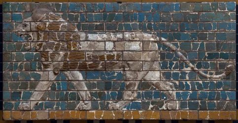 A Via Processional da Babilônia erigida sob o domínio de Nabucodonosor II (605-562 AC): detalhe da Porta de Ishtar representando um leão mosaico de tijolos. Babilônia - Museu Arqueológico de Istambul