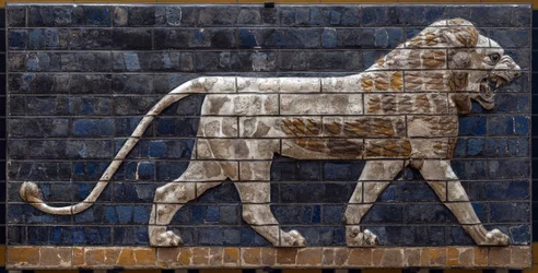 A Via Processional da Babilônia erigida sob o domínio de Nabucodonosor II (605-562 AC): detalhe da Porta de Ishtar representando um leão mosaico de tijolos. Babilônia - Museu Arqueológico de Istambul