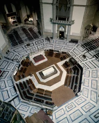 Vista do coro de mármore octogonal feito por Baccio Bandinelli (1488-1560) (Bartolommeo Brandini), dentro da Catedral de Florença (Duomo Santa Maria del Fiore). 1555, Florença, Itália