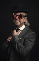Cavalheiro com óculos de proteção ao estilo steampunk