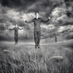Homens Levitando - Céu Tempestuoso