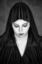 Mulher misteriosa com capuz