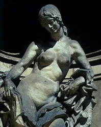 Detalhe de uma escultura de uma ninfa