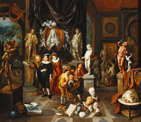 Um casal elegante visitando uma galeria de escultura, com um artista desenhando e um escultor no trabalho além,