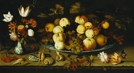 Frutas em um prato, flores em um vaso Wanli Kraak Porselein, Raminhos de cerejas e groselhas, conchas do mar, uma rosa, uma tulipa, uma rosa, um lagarto, um caracol e um almirante vermelho em uma borda de pedra, libélulas acima, 1626