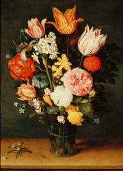 Tulipas, rosas e outras flores em um vaso de vidro