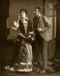 Mary Rorke e Charles Wyndham, atores britânicos, 1882