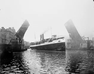 Navio Eastland, Chicago, Illinois, EUA, c.1900 (foto a p/b)