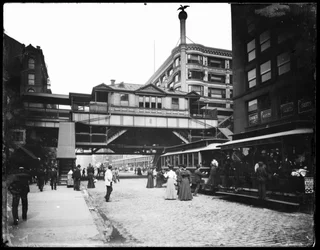 Estação ferroviária elevada nas ruas State e Van Buren, Chicago, Illinois, EUA, c.1905 (foto a p/b)