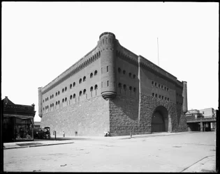First Regiment Armory, Chicago, Illinois, EUA, c.1891 (foto a p/b)
