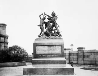 Fort Dearborn Massacre Monument at Calumet Street and 18 Avenue, Chicago, Illinois, EUA, c.1900 (foto a p/b)