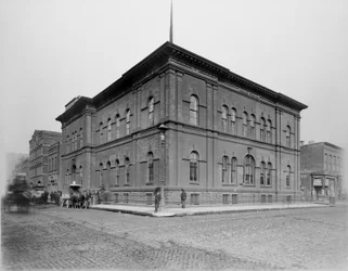 Delegacia de Polícia de Harrison Street, Chicago, Illinois, EUA, c.1900 (foto a p/b)