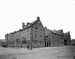 Hull House, Chicago, Illinois, EUA, c.1905 (foto a p/b)