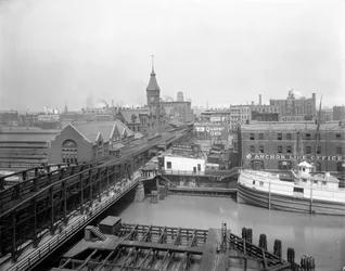 Steamer Alaska atracado em Wells Street, Chicago, Illinois, EUA, c.1905 (foto a p/b)