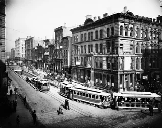 Bonde que sai do túnel da LaSalle Street, Chicago, Illinois, EUA, c.1905 (foto a p/b)