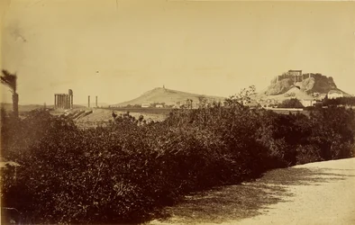 Atenas - Templo de Zeus Olímpico e Acrópole a partir do leste.