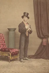 [Retrato de estúdio de um homem japonês em roupas ocidentais], década de 1880.