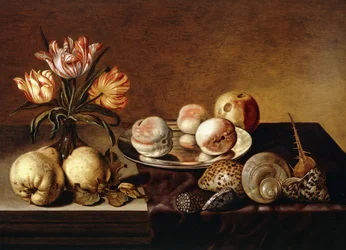 Um prato de prata de pêssegos, um vaso de tulipas papagaio, peras e conchas em uma mesa parcialmente drapeada,