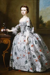 Retrato de uma menina, de corpo inteiro, em um vestido de cetim cinza com bordado floral elaborado, ao lado de uma cesta de flores em uma mesa, uma paisagem arborizada além,