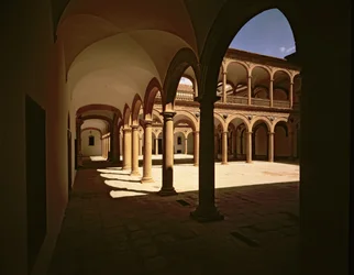 Vista da galeria dos pátios interiores do hospital, projectada por Bartolomeu Bustamante (c.1499-1570) (foto)