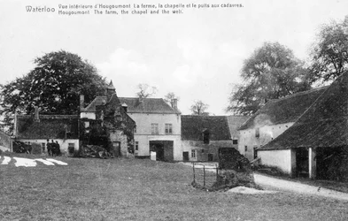 Fazenda de Hougoumont, um importante local estratégico para Wellington durante a batalha de Waterloo, cartão comemorativo, c.1912 (photolitho)