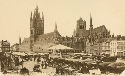 A Grand Place no dia do mercado, Ypres, Bélgica