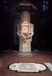Púlpito de mármore