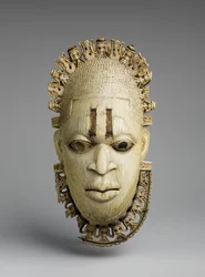 Máscara pendente Iyoba (Rainha Mãe)