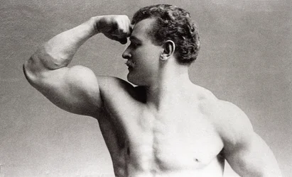 Retrato fotográfico no estúdio do fisiculturista alemão Eugen Sandow