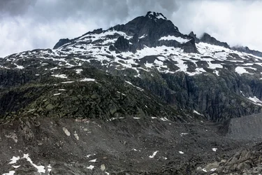 Montanhas acima do glaciar do Ródano, Suíça (foto)
