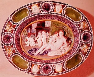 Placa oval representando uma fêmea representando fertilidade (faiança)