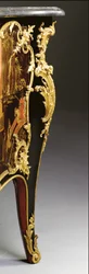 Cômoda Luís XV, c.1740 (preto chinês montado em ormolu, laca policromada e dourada, serpentina, mármore e vernis)