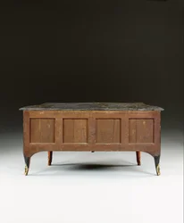 Cômoda Luís XV, c.1740 (preto chinês montado em ormolu, laca policromada e dourada, serpentina, mármore e vernis)