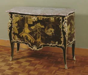 Louis XV Commode (madeira banhada a ouro, bronze e mármore)