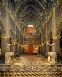 Vista da nave e contra-fachada com afrescos de Pordenone retratando Crucificação e Depósito