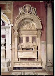 Túmulo de Leonardo Bruni (1369-144) 1446-50 (mármore)