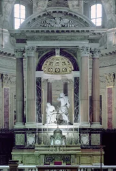 Vista do altar-mor mostrando o martírio de São Paulo (mármore)