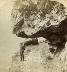 Homem em um penhasco com vista para Naeroyfjord, Sogne, Noruega.