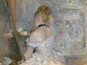 Mulher jovem de costas para a casa de banho