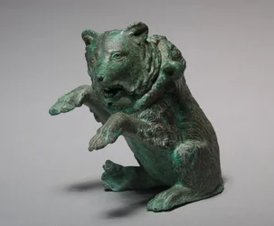 Ampulla de óleo em forma de urso dançante, século III (bronze)