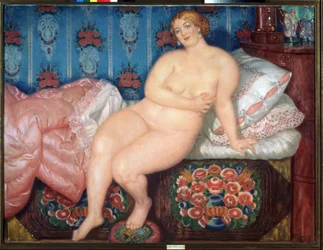 A Beleza. Retrato de uma mulher loira grande, sorridente e nua, fazendo um gesto modesto para esconder os seus seios, meio sentada numa cama não feita. Pintura de Boris Michaylovich Kustodiev (Kustodiev) (1878-1927), óleo sobre tela