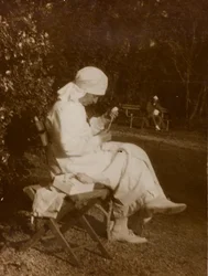 Álbum da Primeira Guerra Mundial em Friuli-Venezia Giulia: retrato de uma enfermeira da Cruz Vermelha no parque de Villa Brazzà, casa de 17 do Hospital de Guerra em Soleschiano Manzano (foto a p/b)
