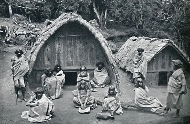 Uma casa de Toda em uma aldeia nativa de Mand, Índia, 1902