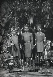 Angami Nagas em vestido completo, 1902