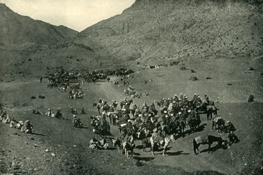 Caravana que passa pela passagem de Khyber, 1901.