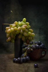 Uvas escuras e abelha
