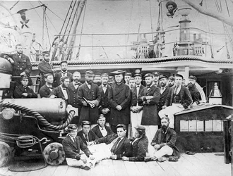 Oficiais a bordo do HMS Eclipse, c.1888